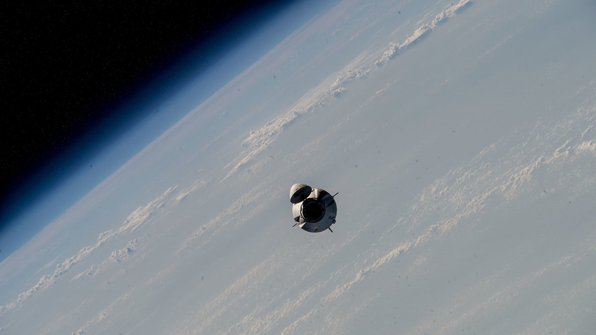 NASA's tweet photo. This weekend, our #Crew6 astronauts are taking their Dragon out for a spin. Tune in at 7am ET (1100 UTC) on Saturday, May 6, as they move the Dragon Endeavour spacecraft to a new port on the @Space_Station: https://t.co/2g8Juligsn https://t.co/puDNleOO9P
