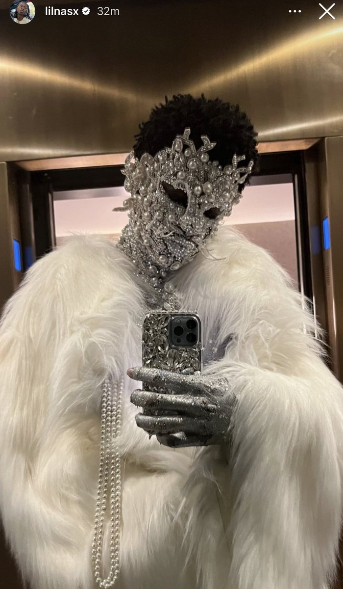 JaybeeeMa's tweet photo. No because why is it giving what it’s supposed to have gave👽🛸 #lilnasx #dojacat #MetGala https://t.co/2TTEWP5S8r