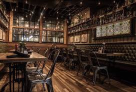 كوب قهوة على الحائط
☕🔖❓❗❗❗
للكاتب اياد عبدالحي
🍒👍☕☕
(( من اروع القصص  )) 

يقول : دخلتُ لمقهى في جزيرة البندقيه بإيطاليا،، وطلبت كوباً من القهوه وقطعة كيك

تنقلت بينهما ما بين مرتشف وقاضمٍ متأملاً في الهدوء الذي عج به المكان فلا يقطعه إلا قرع الجرس المعلق على الباب وهو