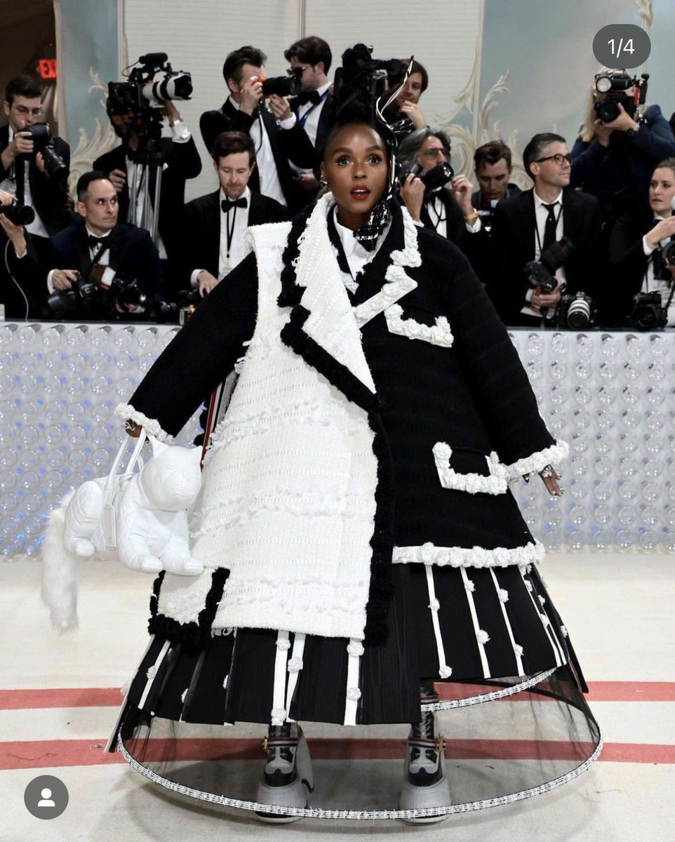 Vanessa on Twitter: "La verdad de las mujeres solo Anne Hathaway, Jenna