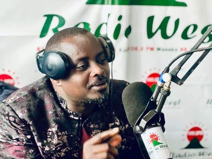 radiowestug's tweet photo. #OwakutangAheeru 

Taabaruka ekiro kikuru kya ky'abakozi,,,

Purezidenti Museveni arahiire kurwanisa abeebembezi b'eby'obutegyeki n'abakozi ba gavumenti abarikurya enguzi..

Okwo hariyo gaahi?

Oine @maskaback x @HazelKaliisa x @Kachaina1 

#GambaMpurire https://t.co/tshaxBam6E