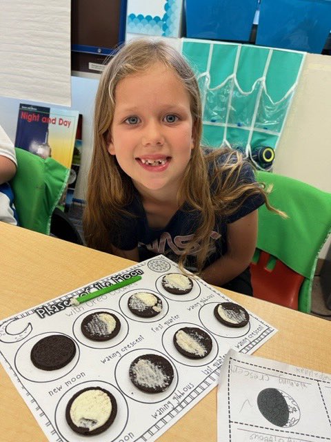 Mrs. Steinberger’s firsties learned about the 8 phases of the moon. They were assessed by making the moon phases out of Oreo cookies! Yum! 🌕🌖🌗🌘🌑🌒🌓🌔🌙#handsonlearning #funassessments