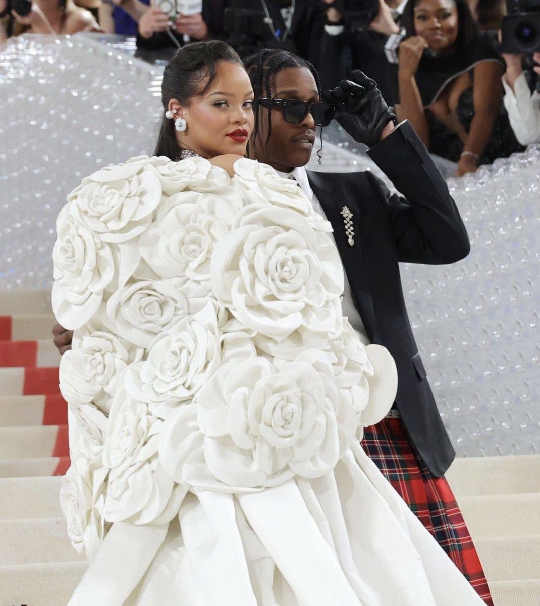 mefeater's tweet photo. .@rihanna is a vision in @MaisonValentino at the #MetGala https://t.co/gAzVGa6o3C