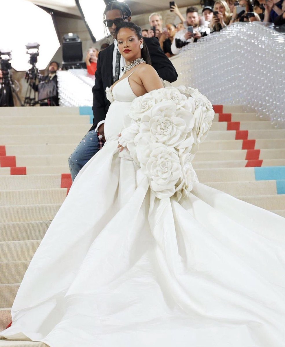 mefeater's tweet photo. .@rihanna is a vision in @MaisonValentino at the #MetGala https://t.co/gAzVGa6o3C