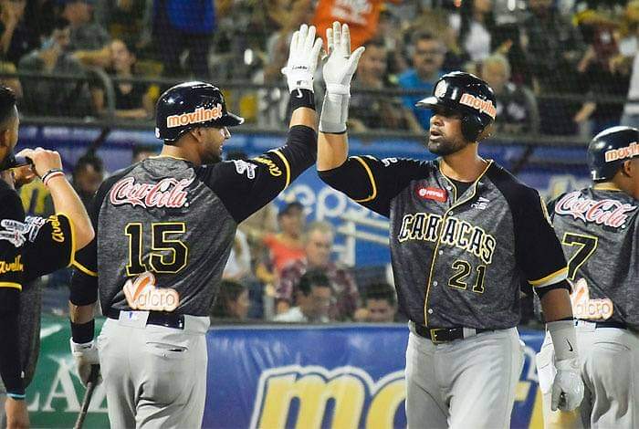 ¡Par de Caballos! 'El Chucho' Jesús Guzmán y 'El Guti' Franklin Gutiérrez. Dos extraordinarios peloteros que marcaron época defendiendo con entrega y garra el uniforme de los Leones del Caracas. 🦁💪🇻🇪⚾

#ArribaLeones #LVBP #OrgulloCaraquista