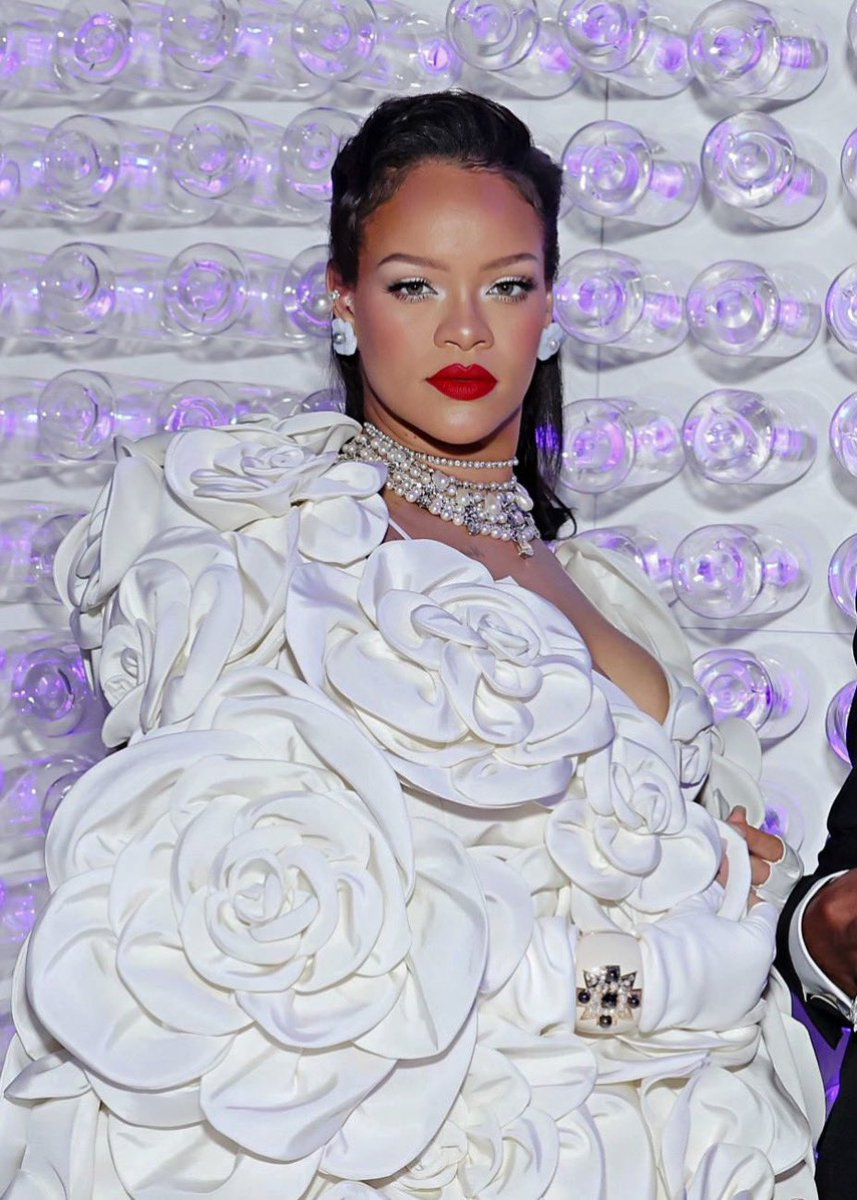 RihannaNoBrasil's tweet photo. VOGUE's cover. #MetGala https://t.co/aQgrFD3akI