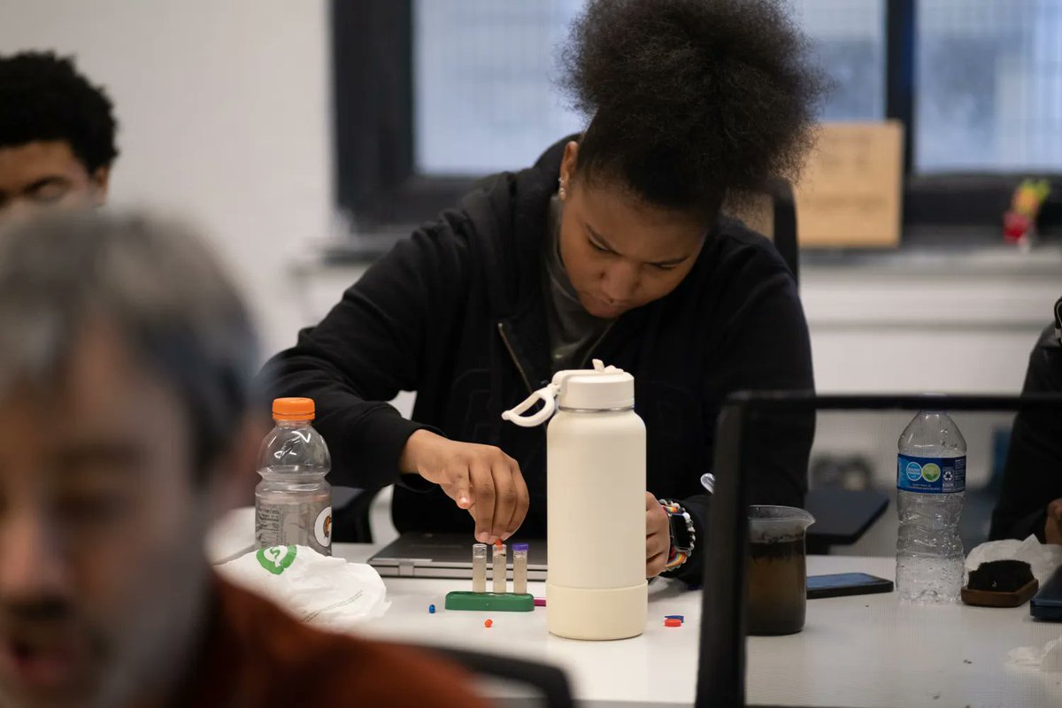 GCELabSchool's tweet photo. Students in the Food class study ecology, chemistry, and genetics in order to understand the food cycle. Today, we're testing nutrients in soil to see how it all begins. 
#BeBold #chicagoschools #progressiveeducation #realworldlearing #chicagoprivateschools #projectbasedlearning https://t.co/wsxcEZKIIE