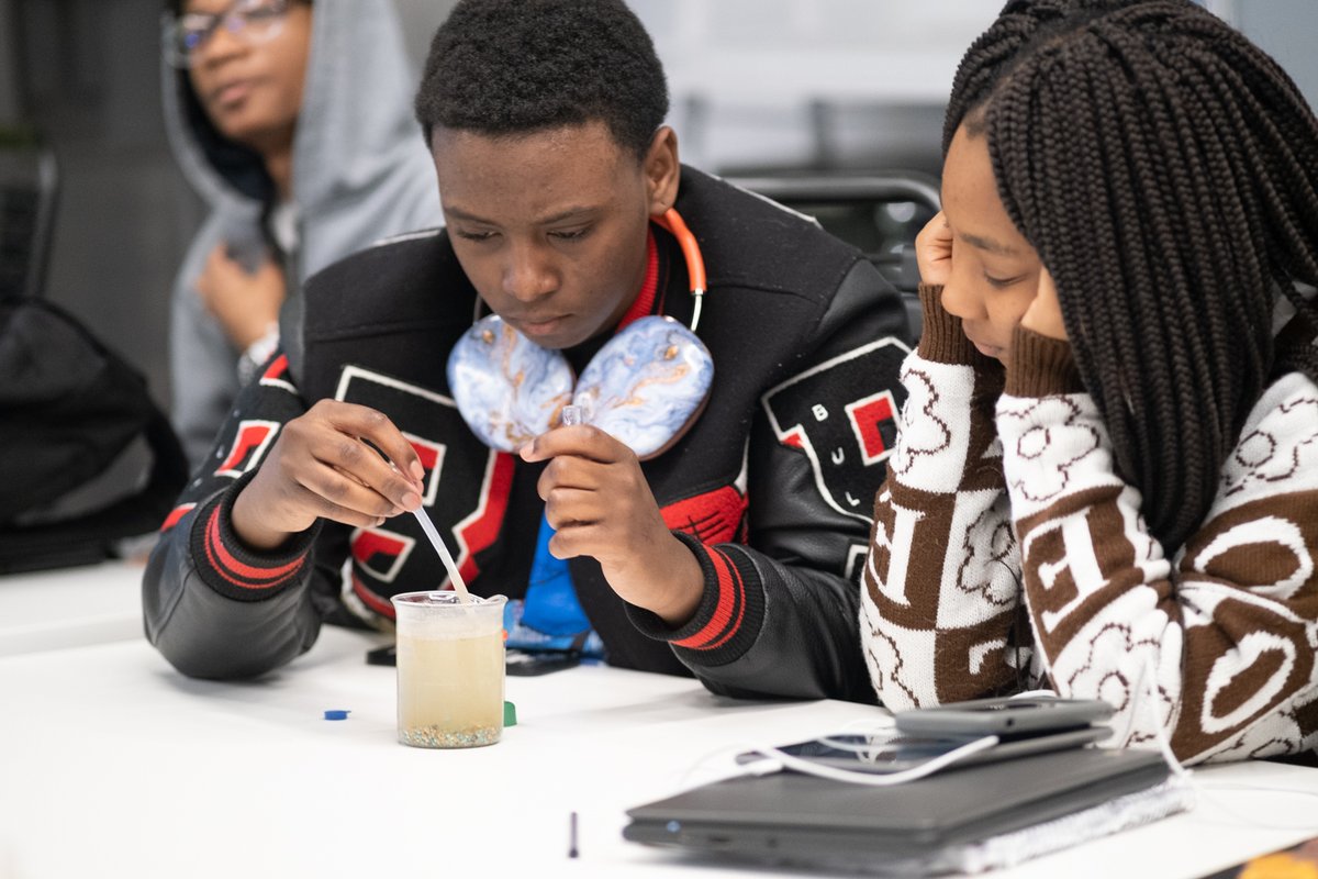 GCELabSchool's tweet photo. Students in the Food class study ecology, chemistry, and genetics in order to understand the food cycle. Today, we're testing nutrients in soil to see how it all begins. 
#BeBold #chicagoschools #progressiveeducation #realworldlearing #chicagoprivateschools #projectbasedlearning https://t.co/wsxcEZKIIE