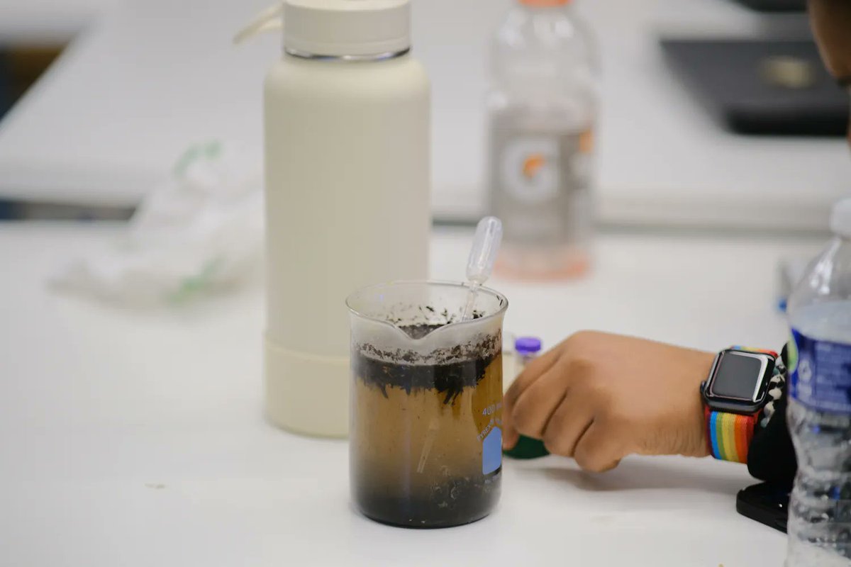 Students in the Food class study ecology, chemistry, and genetics in order to understand the food cycle. Today, we're testing nutrients in soil to see how it all begins. #BeBold #chicagoschools #progressiveeducation #realworldlearing #chicagoprivateschools #projectbasedlearning
