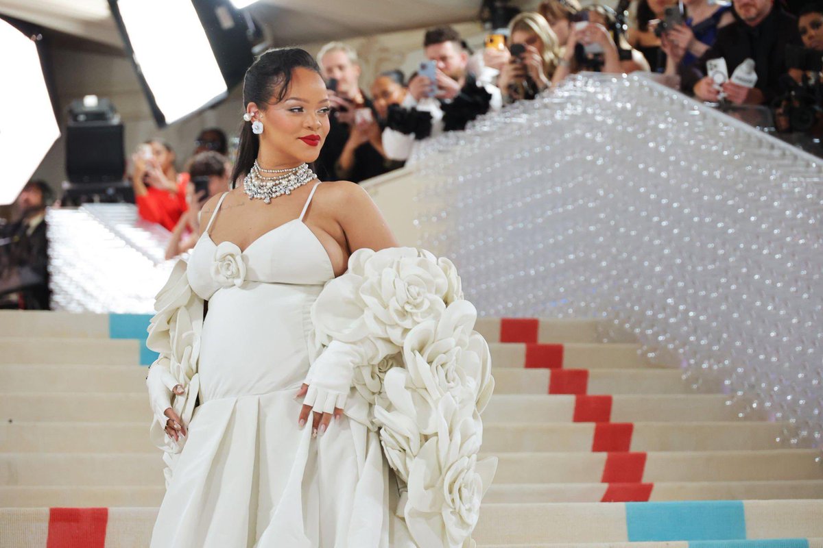 saintdoII's tweet photo. ashley graham in custom harris reed
yung miami in custom act no. 1
rihanna in custom valentino 
michaela coel in custom schiaparelli https://t.co/LfVKU2lHxU