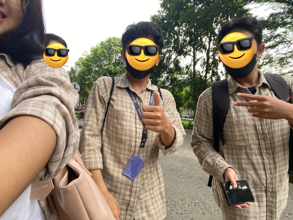 SAASH1MI's tweet photo. sumpah pas lagi jalan lewat gate belakang ada cowo yg pake baju sama kaya kita juga anjir 😭😭😭😭😭😭 jadinya kembar 4 😭☝🏻 https://t.co/vltLRhbQGD