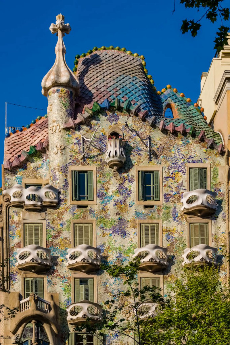 catalinalozada_'s tweet photo. ...influyente en la arquitectura moderna. 
Además, el Palacio Güell es una muestra del genio creativo de Gaudí, que influenció no solo la arquitectura, sino también la escultura, el diseño y la decoración. https://t.co/G1ARHoTGcn