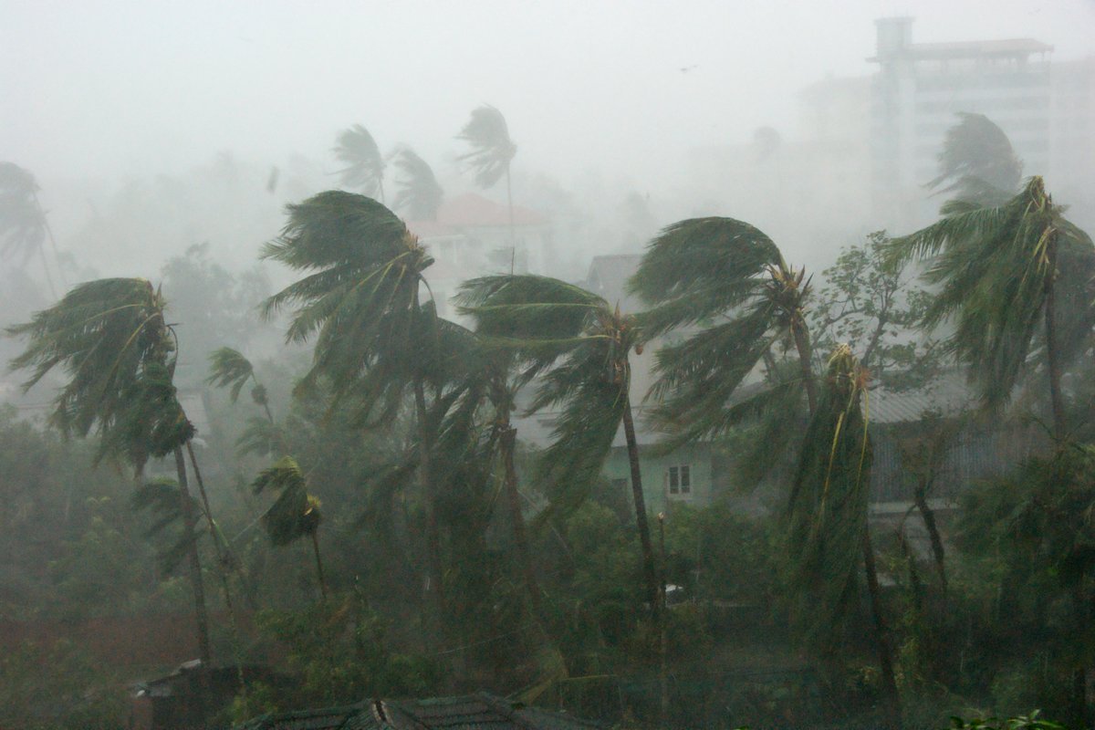CycloneAnalyser's tweet photo. People & destroying infrastructure there; becoming the deadliest cyclone in the basin after 1970 #BholaCyclone & costliest too before #CycloneAmphan took the record away after a decade. The Cyclone was heavily underestimated by the country which causes the catastrophic result👇👇 https://t.co/IuRSSTSrpg