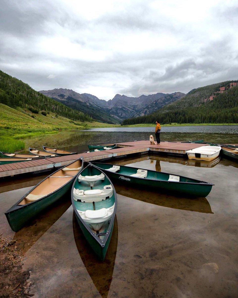 FSVail's tweet image. Just a drive from #FSVail, explore the breathtaking scenery of Piney Lake by canoe this summer. Allow our #FourSeasons Concierge to arrange a house car, maps, and rentals ahead of your adventure. Book now: bit.ly/3Nskwsm #PineyLake #Vail #VailColorado 📷 explorewithollie