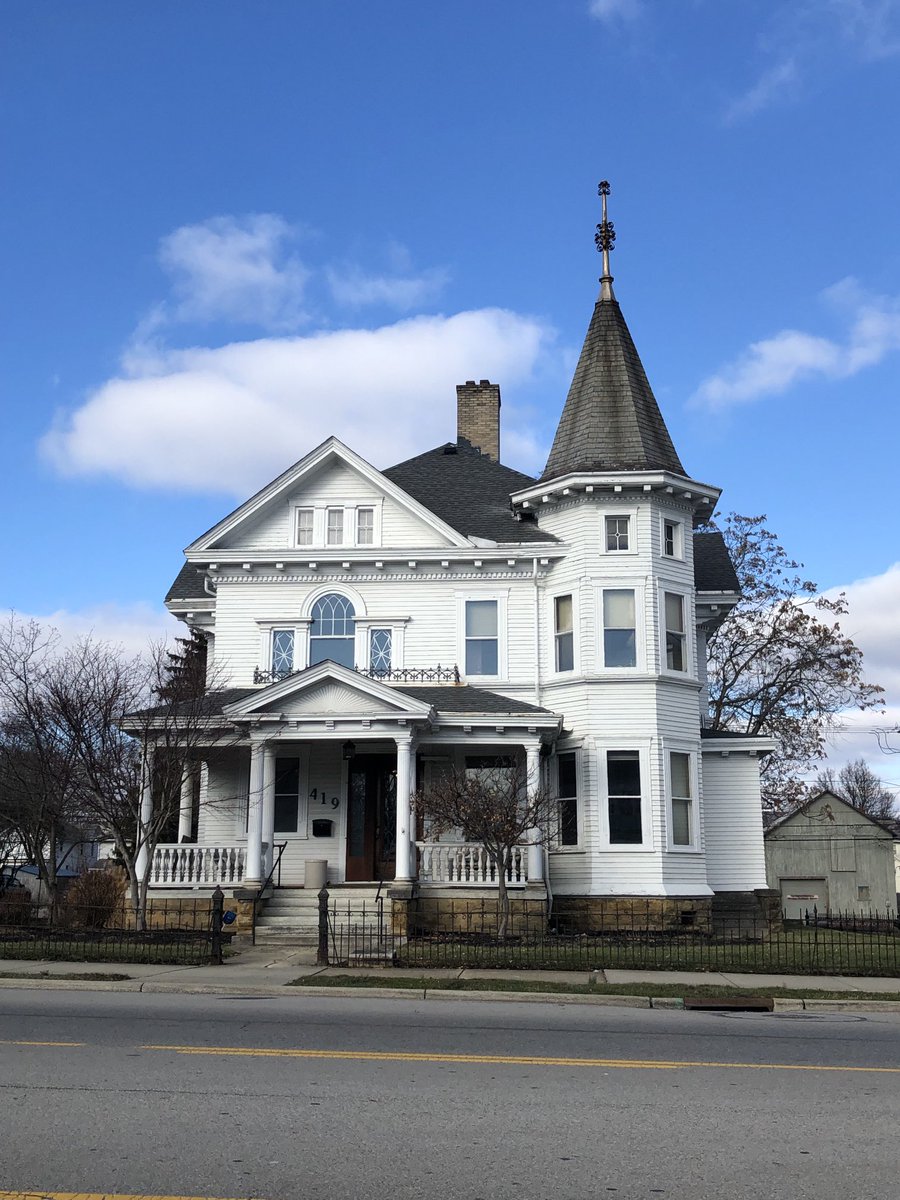 HuntsmanNichole's tweet photo. Poor location on busy Main Street but a fine example of Victorian antebellum architecture in Lancaster, Ohio. This town is such a hidden gem ๐ of Americana. #mailpouch https://t.co/4L8M6KJz77