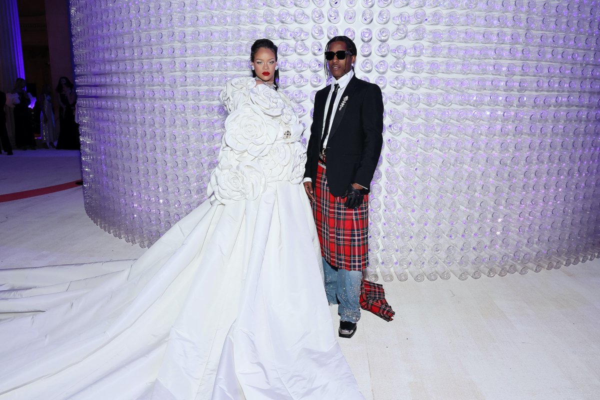 etnow's tweet photo. Rihanna and A$AP Rocky arrive at the #MetGala dinner. https://t.co/h0ddJsCzFH