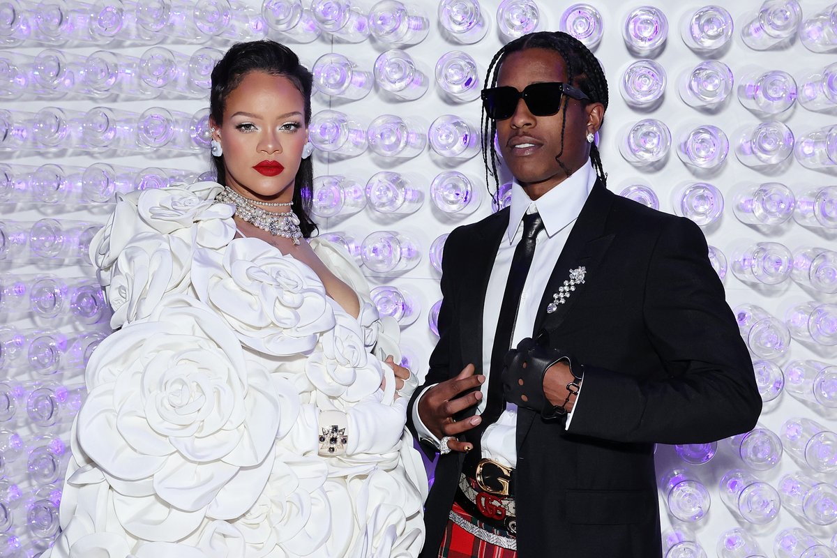 etnow's tweet photo. Rihanna and A$AP Rocky arrive at the #MetGala dinner. https://t.co/h0ddJsCzFH