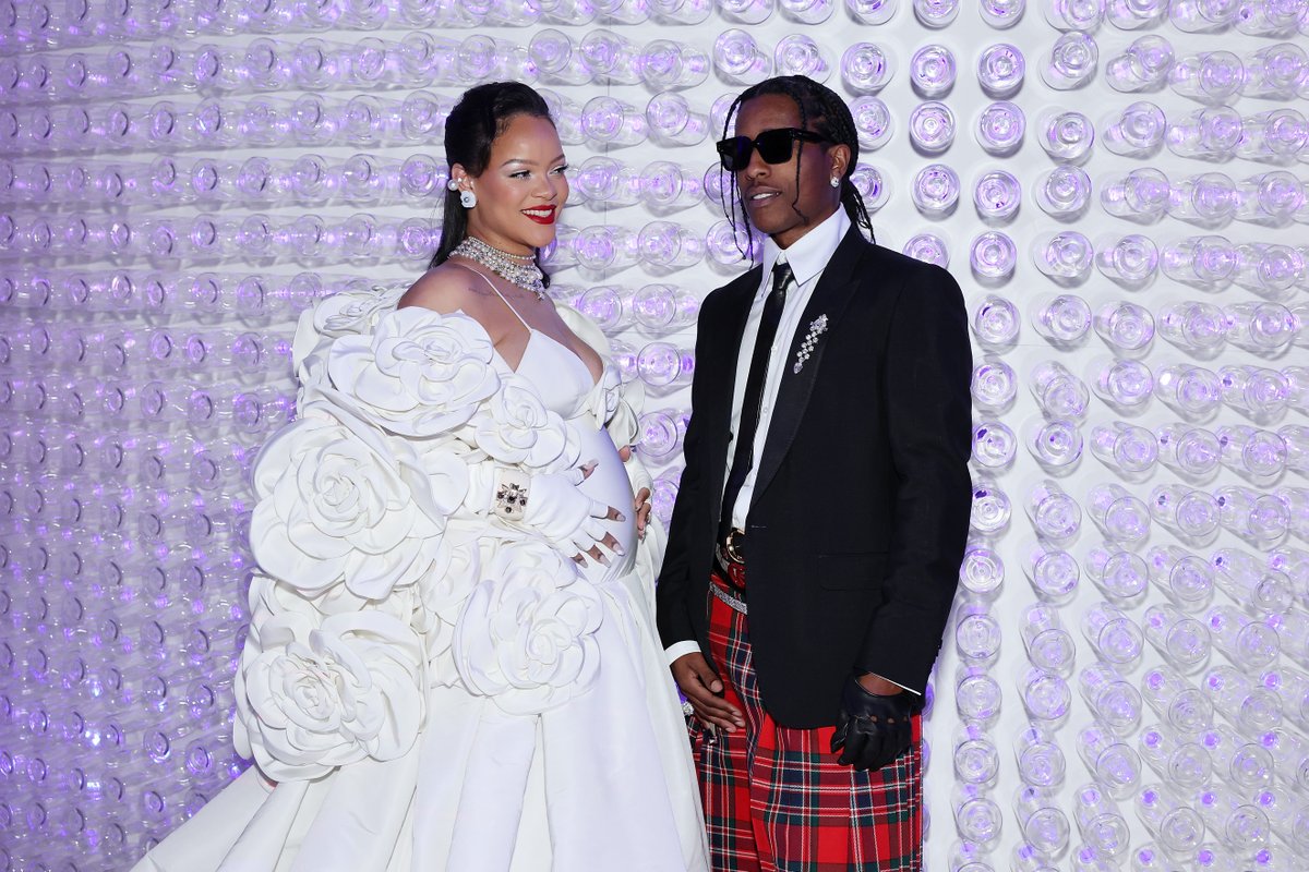 etnow's tweet photo. Rihanna and A$AP Rocky arrive at the #MetGala dinner. https://t.co/h0ddJsCzFH