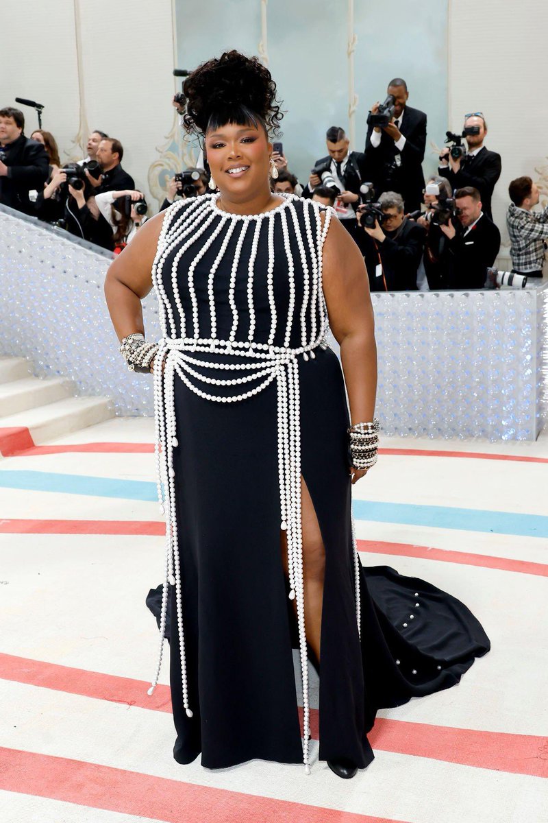 ARTFASHIONTHING's tweet photo. Lizzo wearing custom channel inspired by fall 1991  collection https://t.co/SJvsJeKSNA