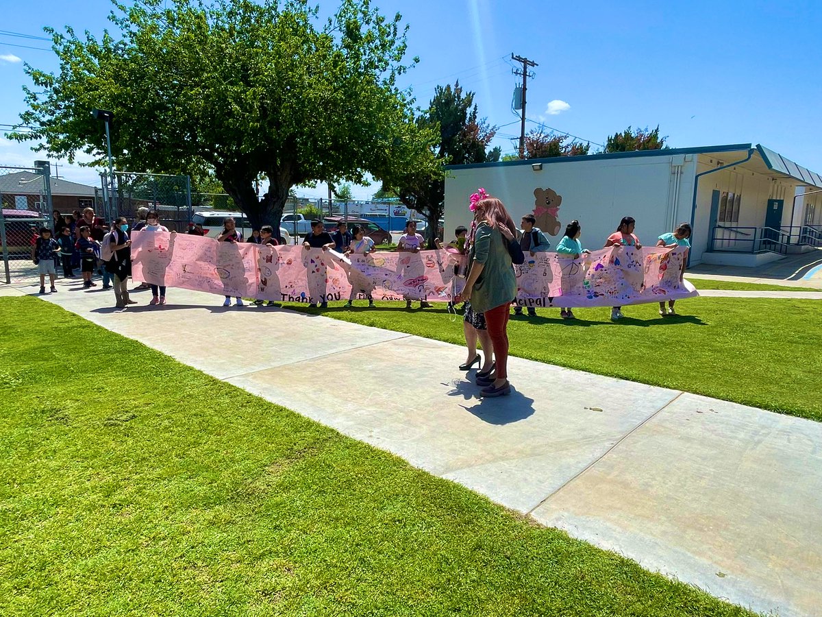 sswmrscox's tweet photo. Our Bear Cubs said it best, #1 Principal! We know your job is not easy, but we are grateful for your leadership and dedication to our Bear Cubs. Our ositos were so excited to take time from their lunch recess to make sure they shared a thoughtful message 🐻❤️ https://t.co/GWxT0nBOB9