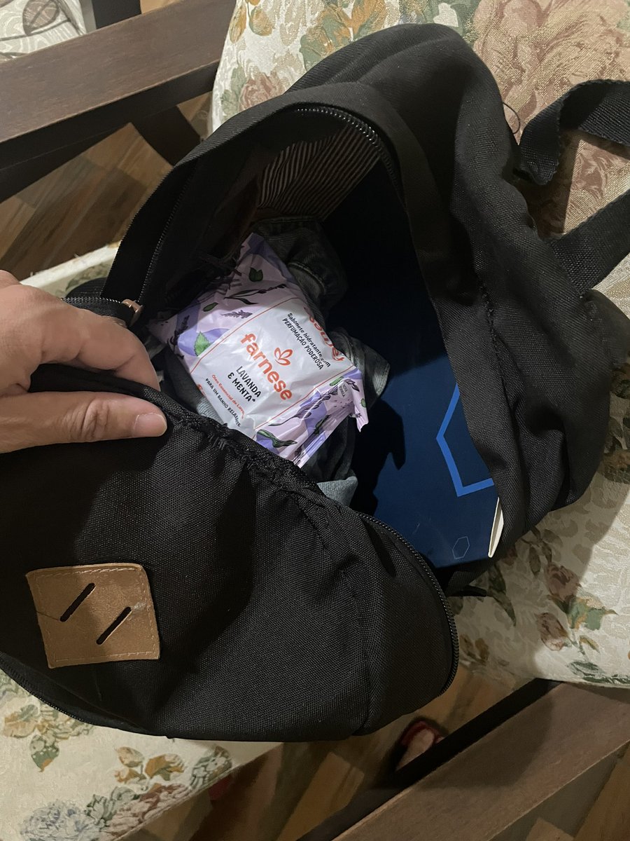 aureliocbranco's tweet photo. Mãe é uma coisa incrível, né?

Ontem dei uma passada na casa da minha mãe. Quando cheguei ela estava no banho, elogiei o cheiro do sabonete que ela tava usando. 

Aí chego em casa, e DO NADA tem um sabonete aqui na mochila! ❤️😍 KKKK https://t.co/AcBZttpZf9