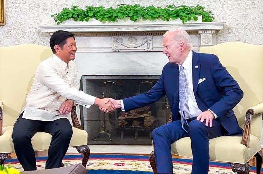 haydeesampang's tweet photo. LOOK: PH President Ferdinand R. Marcos Jr. meets with US President Joe Biden at the White House Oval Office. @FEBCNetworkNews 

📸 PCO https://t.co/Cpb8Jvl9LA