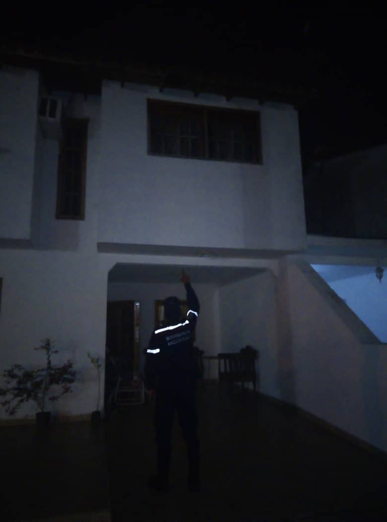 Realizamos reubicación de un enjambre (Abejas)  en la Urbanización "Los Tejados II", el cual se encontraban ubicadas en el tejado de la casa aproximadamente 6 metros, consistiendo nuestra labor bomberil en reubicarlas a su hábitat natural.