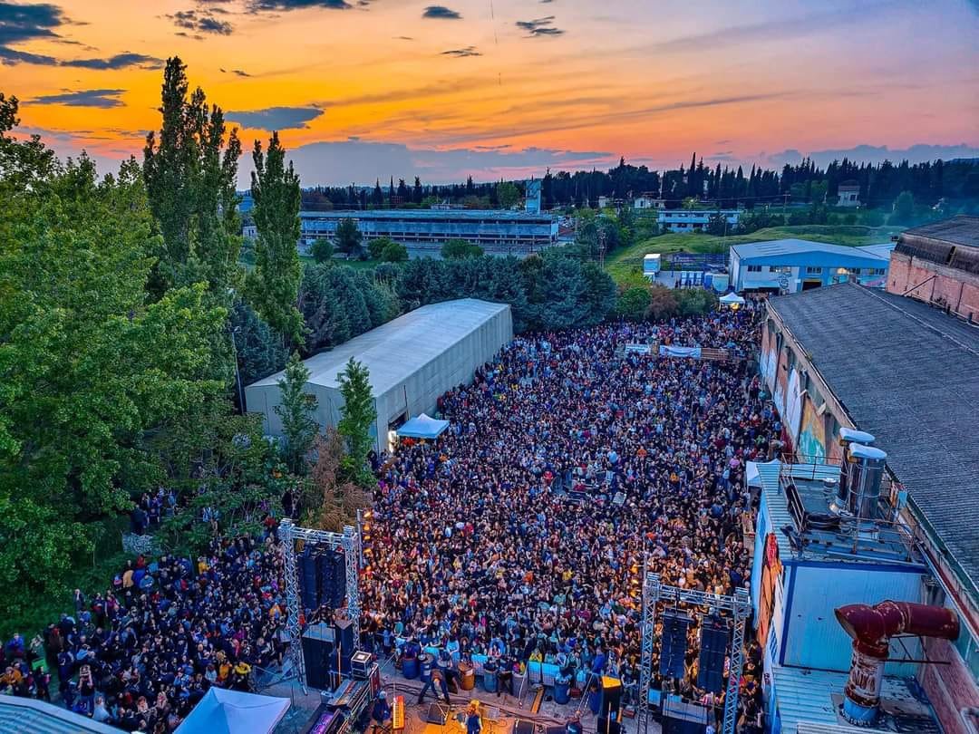 DinamoPress's tweet image. #Grecia 10 anni di autogestione operaia, dieci anni di cooperazione, di resistenza, di produzione ecologica e di reti solidali: dieci anni della fabbrica recuperata ed autogestita #Viome #Salonicco #autogestione Credits della foto: Chris Avramidis