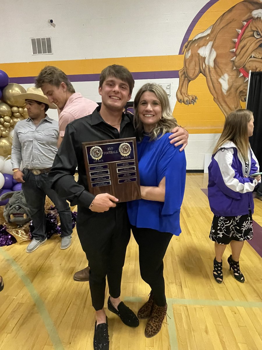 cathyannstein's tweet photo. Congrats @wilcoxson_1 on receding Football Offensive MVP🏈. Love you BIG💜💜 https://t.co/ldv52ZgHwe