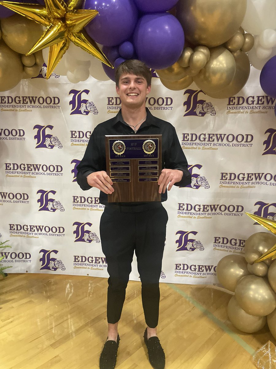 cathyannstein's tweet photo. Congrats @wilcoxson_1 on receding Football Offensive MVP🏈. Love you BIG💜💜 https://t.co/ldv52ZgHwe