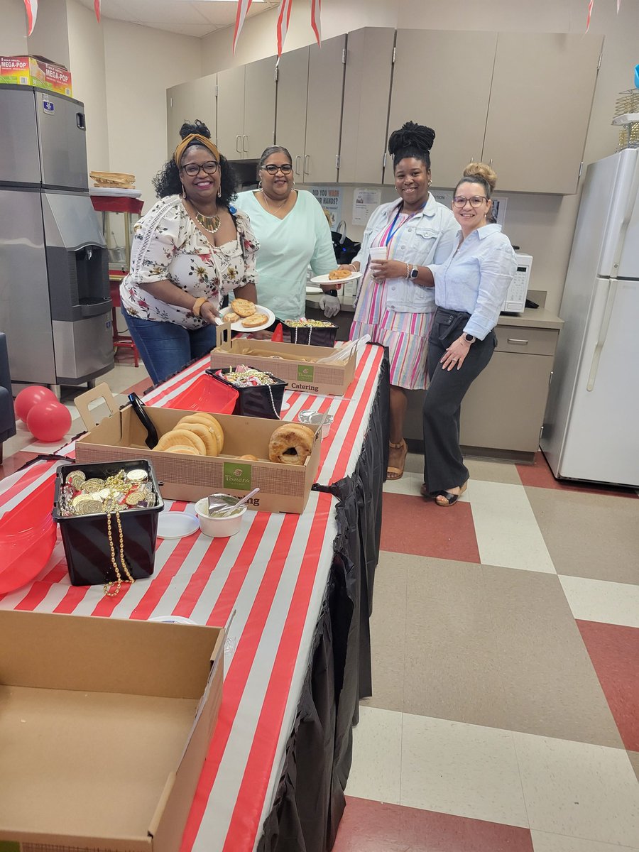 DilenaLiang's tweet photo. This is how we start teacher appreciation week🥰😋 Thank you Principal Lofton 💖 @DarceleLofton @HinesCaldwellES @KalebryaB @KhuatMrs @Mr_AMWIII @MrsDstigers @Charlen69108735 https://t.co/NJg0JClCcE