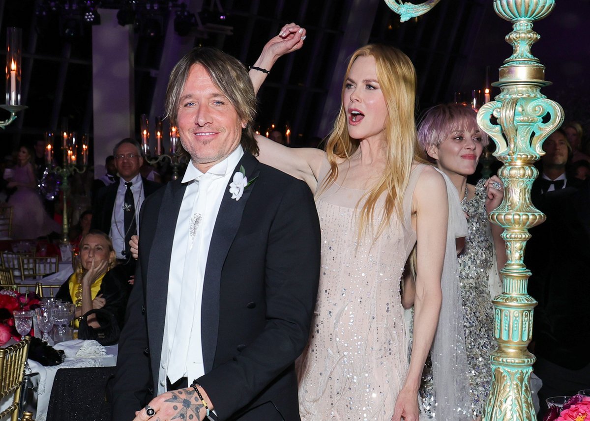 etnow's tweet photo. Whose table are you sitting at during the #MetGala? https://t.co/HHwYSfBYtH