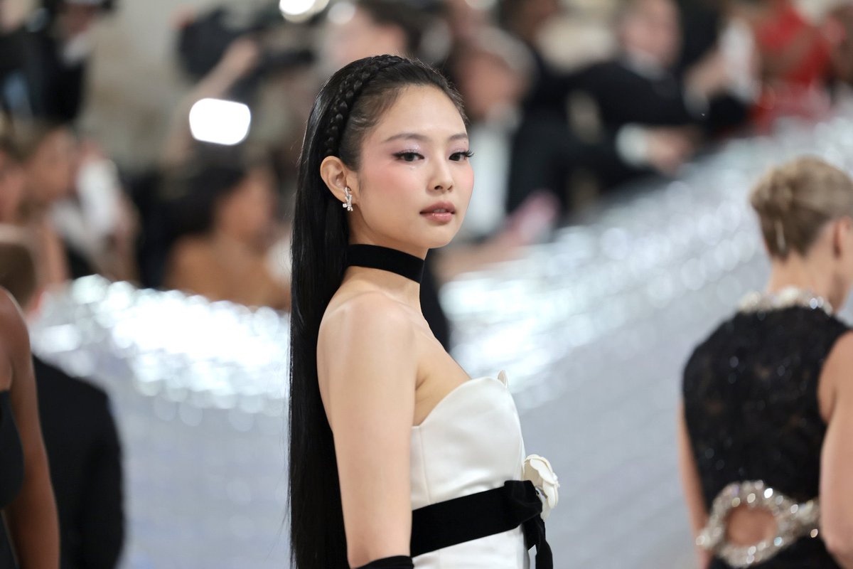 BLACKPINKMX1's tweet photo. ¡La revista ELLE y PEOPLE nombraron a #JENNIE como una de las celebridades mejor vestidas en la alfombra roja de la #MetGala2023! 

JENNIE MET GALA
#JENNIEatMETGala #MetGala #BLACKPINK #BLACKPINKMEXICO https://t.co/gR1kbdauFZ