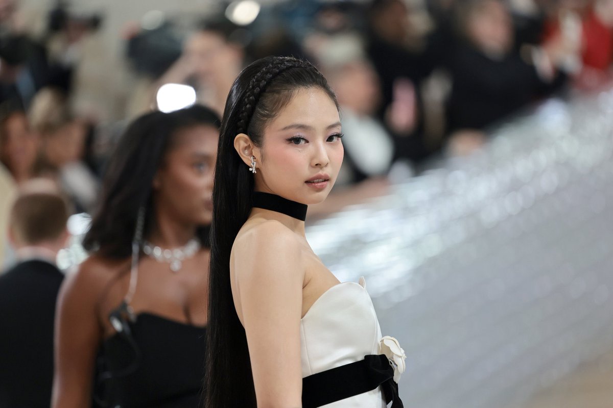 BLACKPINKMX1's tweet photo. VOGUE en recientes publicaciones muestra asombro a #JENNIE, debido a que se le dio acceso a prenda archivada de la marca con el minivestido Chanel vintage de los 90's en la #MetGala2023 !

JENNIE MET GALA
#JENNIEatMETGala #BLACKPINK #MetGala #BLACKPINKMEXICO https://t.co/eEP7Ai12kl