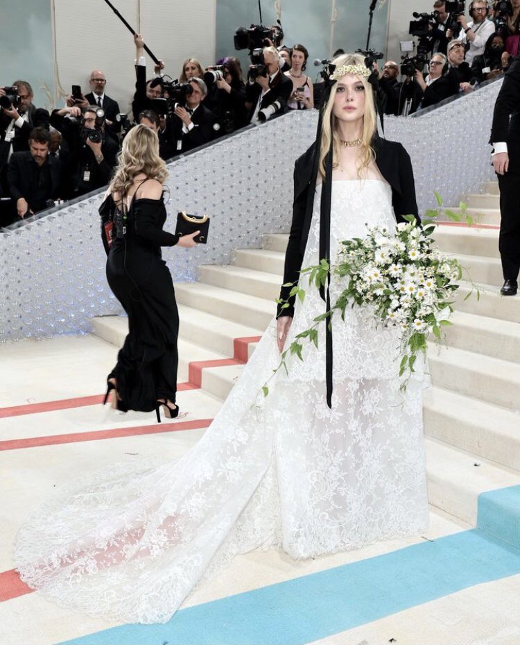 raudiaaa21's tweet photo. @westenthu Elle Fanning https://t.co/l1UzS9nKTT