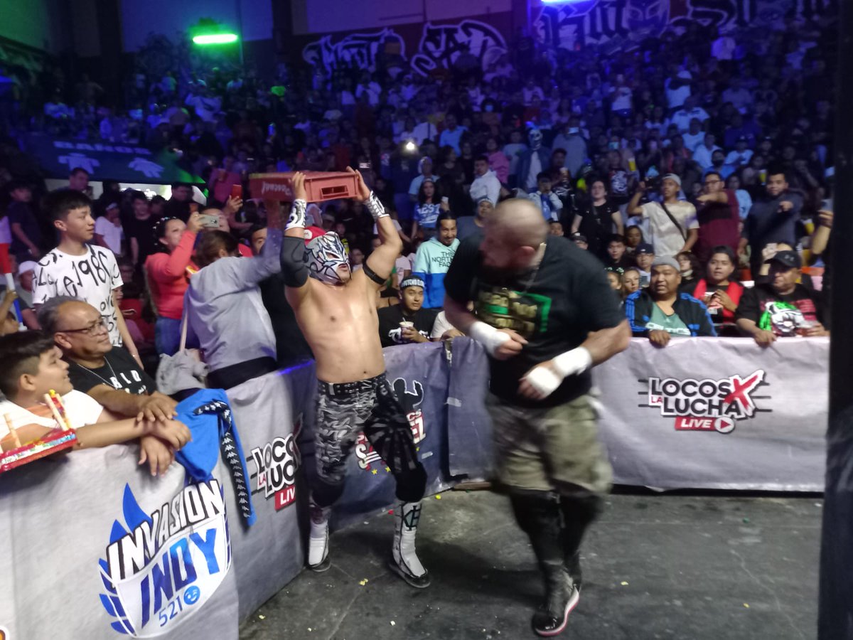 LaTijeraLucha's tweet photo. En una lucha que tiene sorpresas por parte de #ProduccsSanchez e #InvasionIndy en la pletórica #ArenaNeza, #FreseroJr y #DemonioInfernal caen ante #CobardeJr y #Aeroboy, en una contienda que fue del agrado del público del #TemploDeLaMagiaLuchistica que premia a los 4 estetas... https://t.co/HL2hb5nv3t