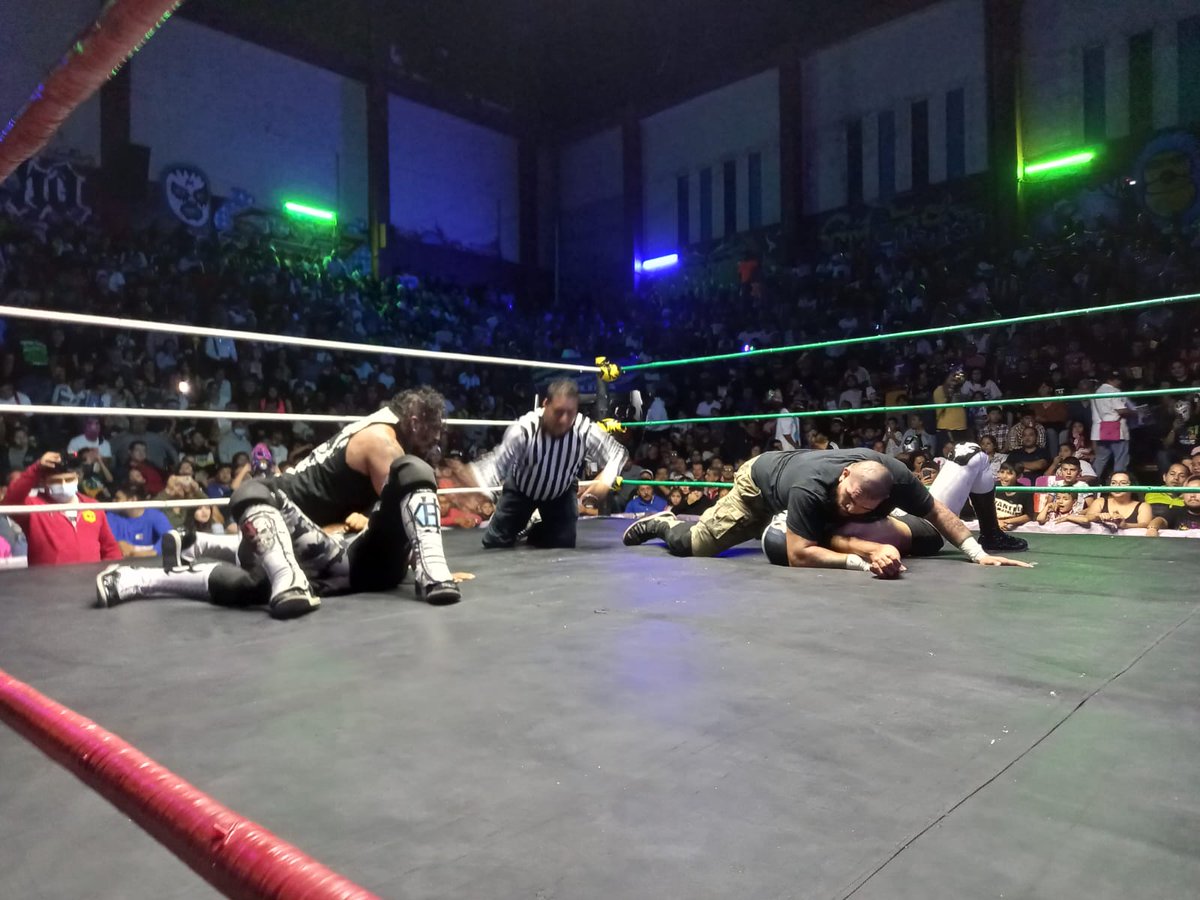 LaTijeraLucha's tweet photo. En una lucha que tiene sorpresas por parte de #ProduccsSanchez e #InvasionIndy en la pletórica #ArenaNeza, #FreseroJr y #DemonioInfernal caen ante #CobardeJr y #Aeroboy, en una contienda que fue del agrado del público del #TemploDeLaMagiaLuchistica que premia a los 4 estetas... https://t.co/HL2hb5nv3t