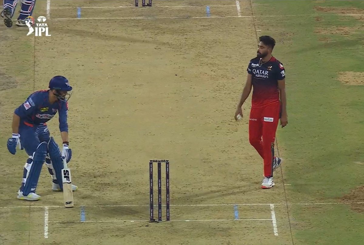 farhan_kl5's tweet photo. Siraj Be like :- Virat Bhai Se Argument karega 

Le ... 😂
#Adabseharaye 
#KingKohli https://t.co/ePx30Dqqpo