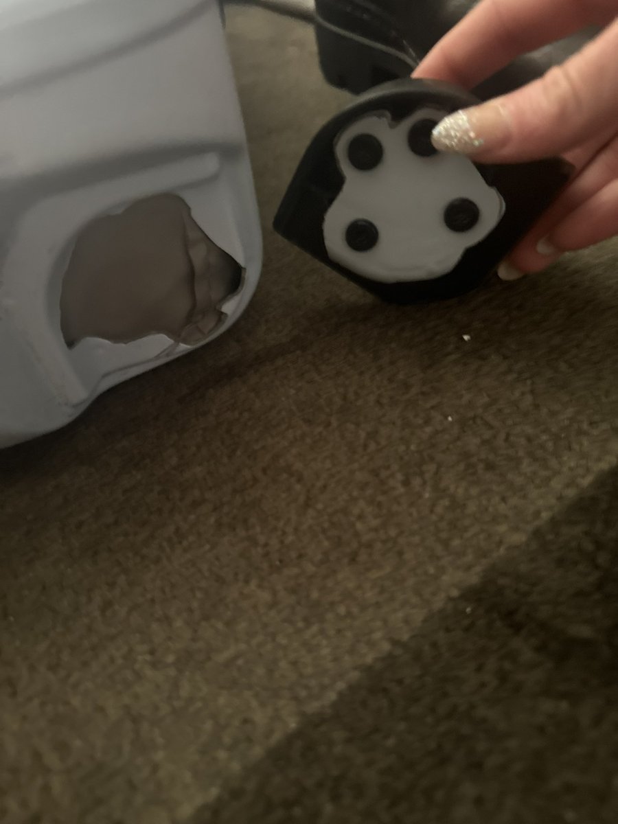 malbob94's tweet photo. @MonosTravel BEYOND disappointed with your customer service, and even worse, the product. I haven’t had my suitcase for longer than just over one year, and in the middle of my multi-city work trip, the wheel completely cracks off from the SHELL!!!! Terrible quality. No response. https://t.co/8qs74dHFLB