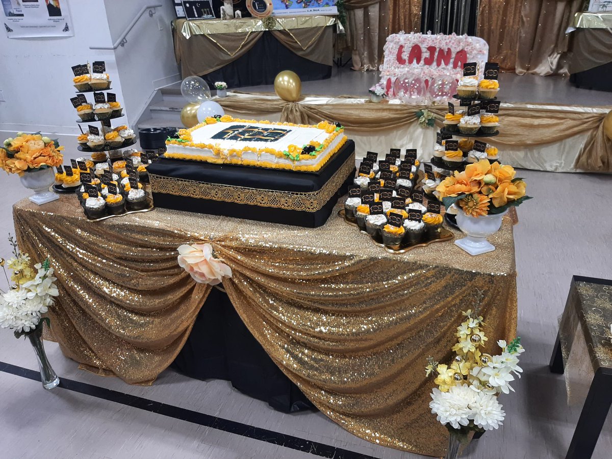 Every celebration needs some cake 🍰 A 100 years of Lajna Ima’illah cake and cupcakes were served at the symposium #beautifulanddelicious #100yearsoflajna #interfaith