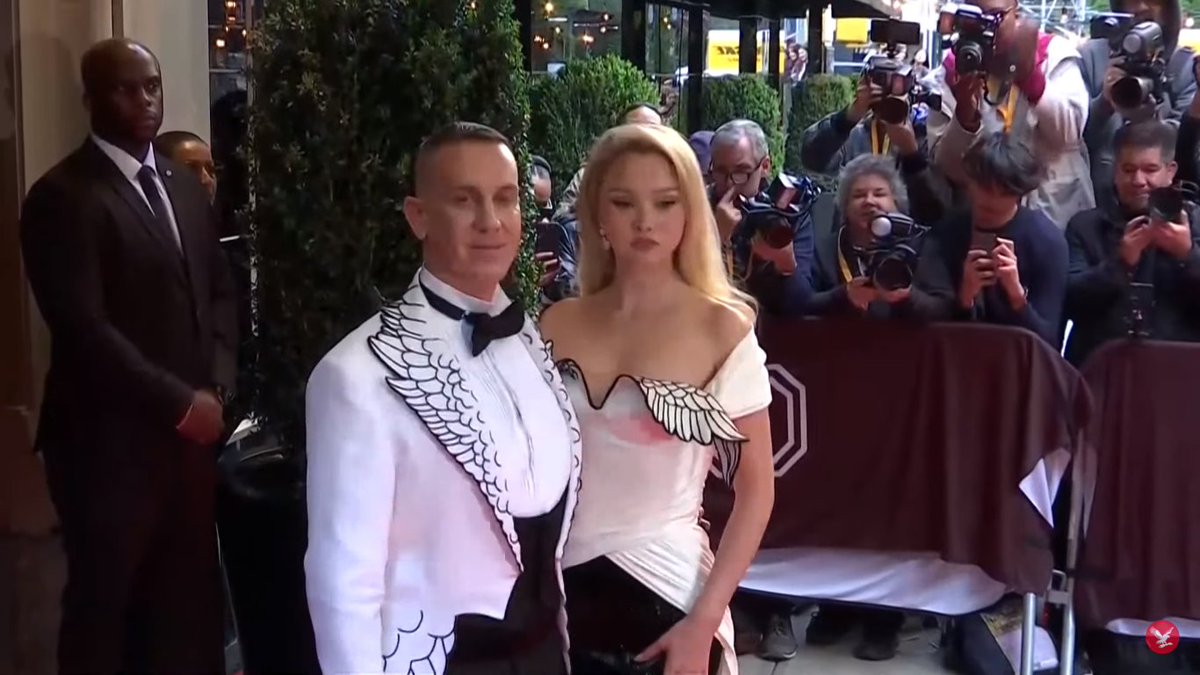 tewsfaye's tweet photo. DEVON AOKI DEBUT I'M GOING CRAZY #MetGala https://t.co/bekqCcMQ65