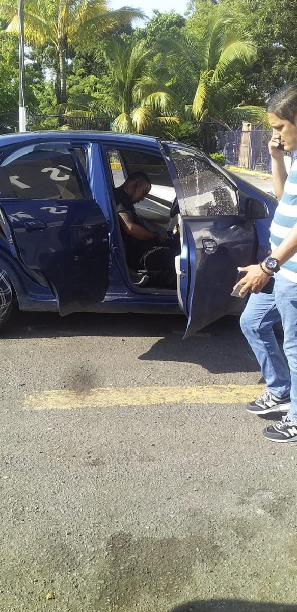 LaCamachoEc's tweet photo. En #TresPostes asesinan a tres @PoliciaEcuador en la Gasolinera.
#EbiCamacho https://t.co/hBbMpjdsqi