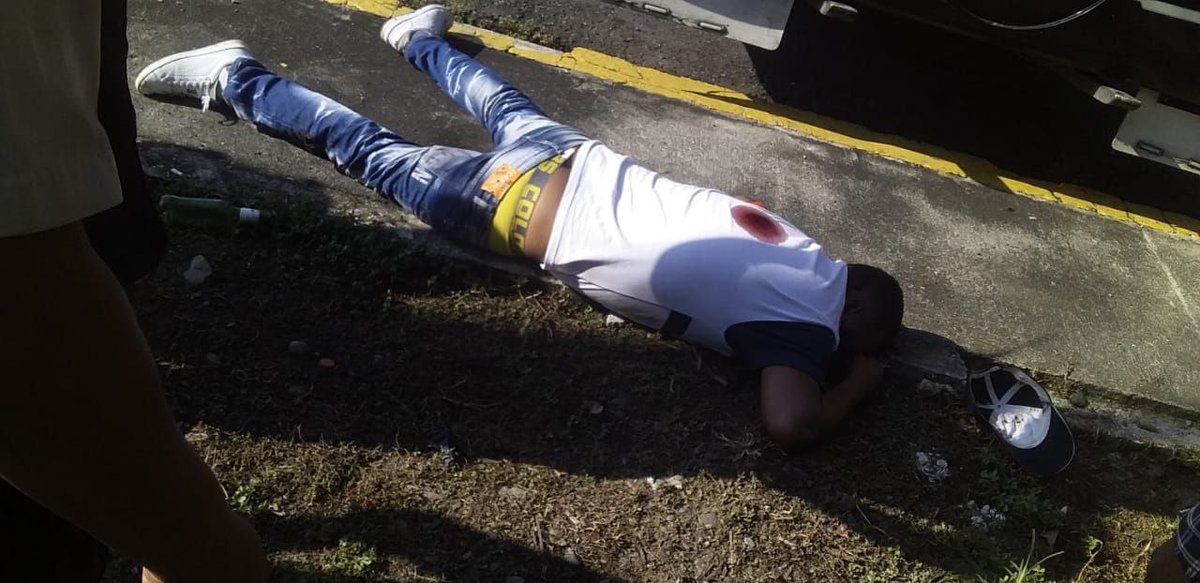 LaCamachoEc's tweet photo. En #TresPostes asesinan a tres @PoliciaEcuador en la Gasolinera.
#EbiCamacho https://t.co/hBbMpjdsqi