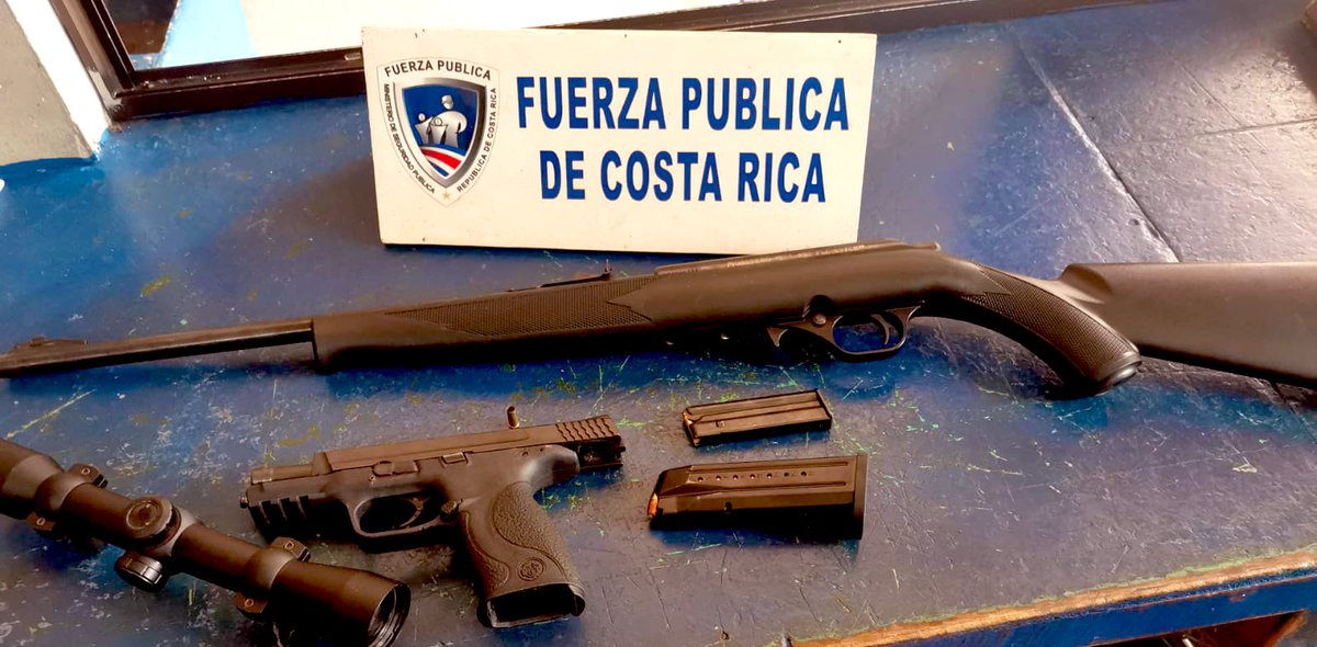 #Alajuela #SanMateo en atención de caso de Violencia Intrafamiliar <a href="/fuerzapublicaCR/">Fuerza Pública CR</a> decomisa 02 armas de fuego. Se tiene un aprehendido  con antecedentes por homicidio calificado