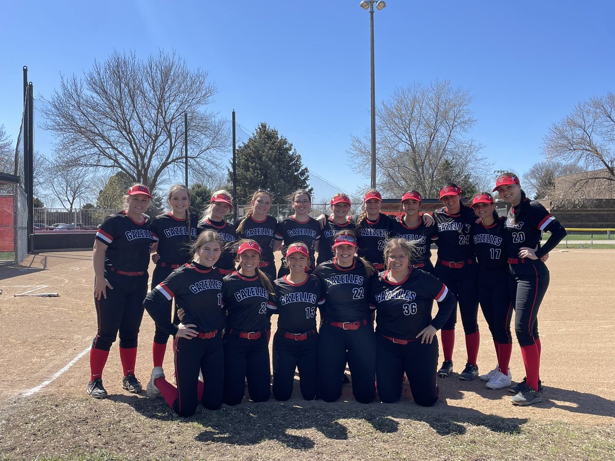 YHSZellesSB's tweet photo. Yankton defeated Vermillion 22-3 today. Elle Feser led Yankton’s offense with a grand slam, a double, and 6 RBIs. Grace Behrns and Payton Moser each had three hits. https://t.co/AyXGCNbI97