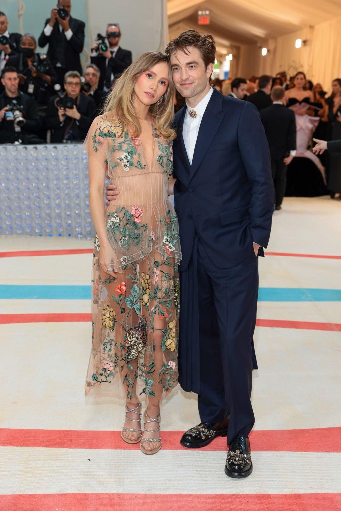 popcultureshub's tweet photo. Suki Waterhouse and Robert Pattinson at #MetGala https://t.co/gdBUIrW4tL