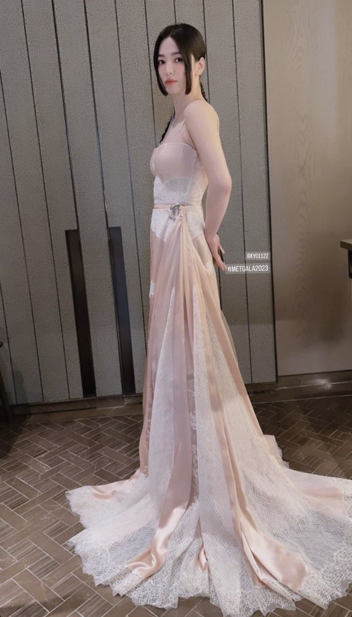 GLidya_'s tweet photo. 😍😍😍

Ctto : Hyun

#SONGHYEKYOatMETGALA
#MetGala 
#SongHyeKyo https://t.co/ev9ZxqhSkr