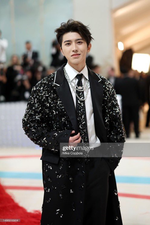 haosIuvs's tweet image. this is cai xukun NOT leon lai yi like this is starting to piss me off #MetGala #MetGala2023