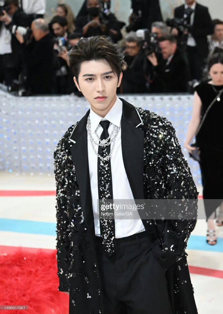 haosIuvs's tweet image. this is cai xukun NOT leon lai yi like this is starting to piss me off #MetGala #MetGala2023