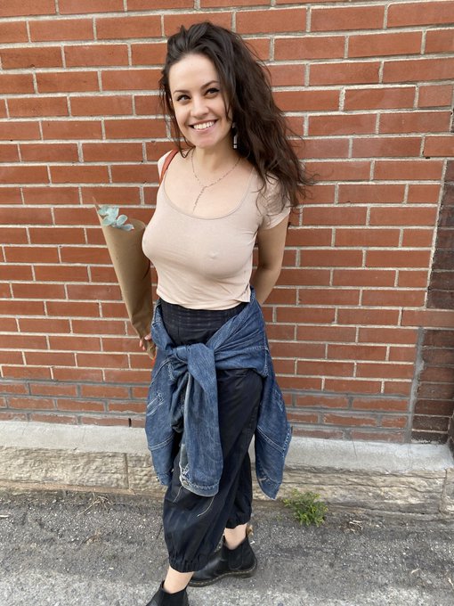 contrary to my nips it is actually warm outside YAY https://t.co/4zcVCQW4PN